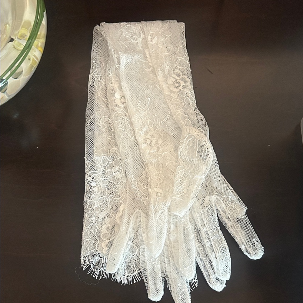 Elegant White Lace Gloves